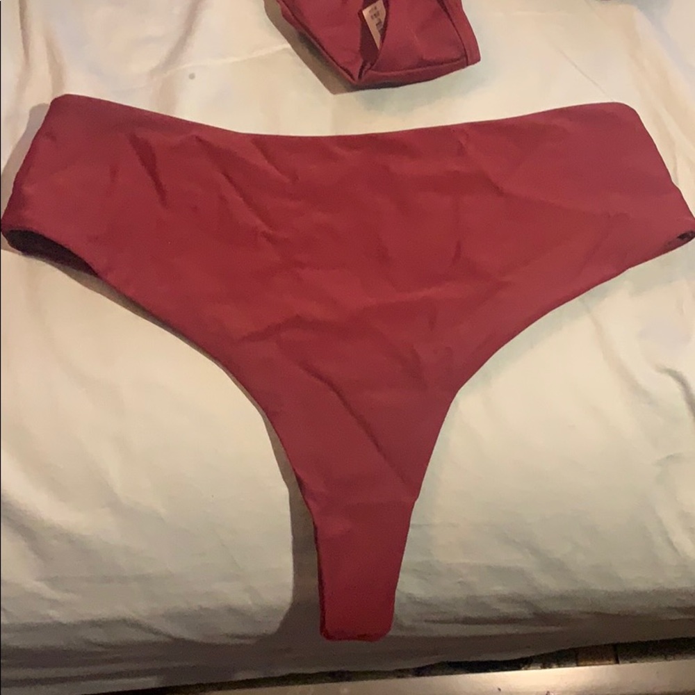 Red bikini - Picture 3 of 4